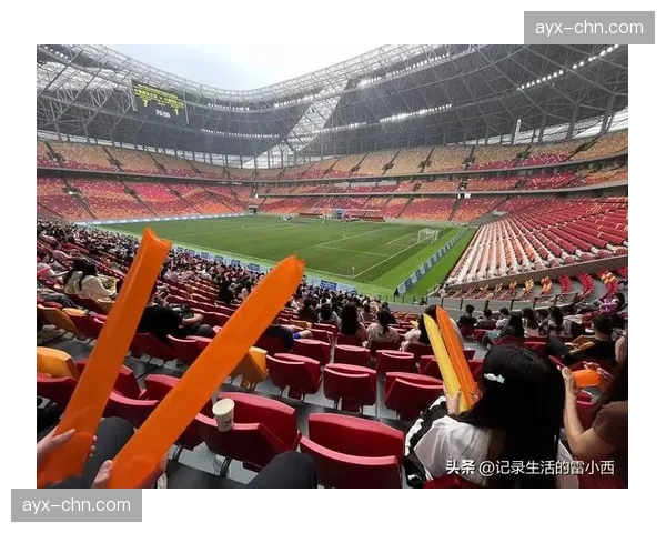 重庆龙兴足球场首秀，现代化设施获球迷好评